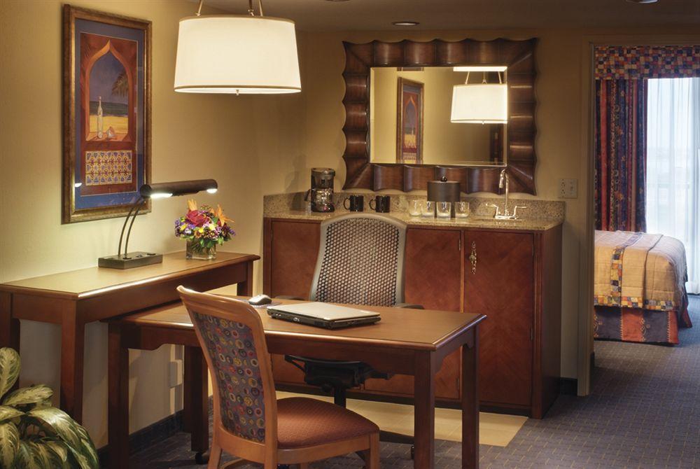Embassy Suites By Hilton Orlando International Drive Convention Center Williamsburg Номер фото